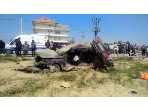 Konya’nın Akşehir ilçesine bağlı Ortaköy Mahallesi yakınlarında meydana gelen trafik kazasında ilk belirlemelere göre 4 kişi hayatını kaybetti.