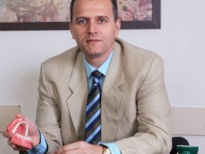 Dr. Cem Caniklioğlu, görünmeyen diş tellerini anlattı