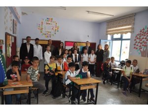 Gazi Üniversitesi Vakfı Özel İlkokulu öğrencilerinden ’dilek ağacı’