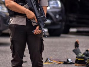 Endonezya’da polis merkezine bıçaklı saldırı