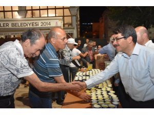 Şehzadeler Belediyesinden teravih sonrası limonata ikramı