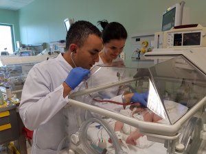 Doğum sırasında oksijensiz kalan bebekler soğutularak tedavi ediliyor