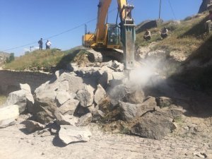 Aksaray’daki bir köye 30 tonluk kaya düştü