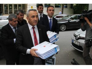 MHP Genel Başkan Yardımcıları Semih Yalçın ve Feti Yıldız, MHP milletvekili aday listelerini Yüksek Seçim Kurulu’na (YSK) teslim etti.