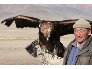 Moğolistan’da Kazak Türkü ata geleneği kartal avcılığını sürdürüyor