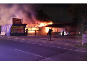 Sahur vakti çıkan yangın restoranı kül etti