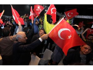 Vali Zorluoğlu, final maçını vatandaşlarla birlikte izledi