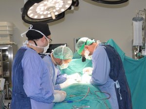 Çanakkale Mehmet Akif Ersoy Devlet Hastanesinde ilk kez bilinci açık hastaya şah damarı ameliyatı yapıldı