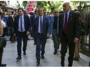 CHP Sözcüsü Bülent Tezcan ve beraberindeki heyet milletvekili aday listelerini Yüksek Seçim Kurulu’na (YSK) teslim etti.