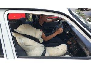 Samsun’da sürücünün yanına oturttuğu oyuncak ayıya emniyet kemeri takması dikkat çekti