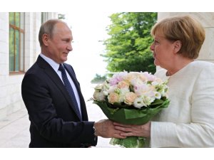 Peskov, Putin’in Merkel’e neden çiçek verdiğini açıkladı
