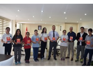 Öğrencilerden ’Uyanan Türkiye’m-15 Temmuz Destan’ kitabı