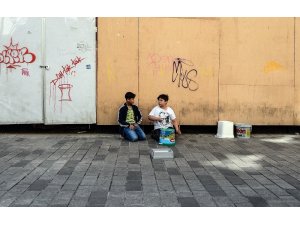 İstiklal Caddesi’nde yoğurt kovasıyla müzik şöleni