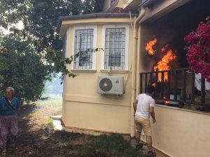 Antalya’da evlere sıçrayan orman yangını büyümeden söndürüldü