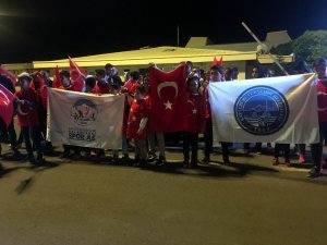 Avrupa Şampiyonu memleketinde Türk Bayraklarıyla karşılandı
