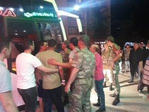 Amasya 15’inci Piyade Tugayında 81 asker sinek ilacından etkilenerek otobüslerle Devlet Hastanesine kaldırıldı. Amasya Valisi Dr. Osman Varol hastaneye gelerek olayla ilgili bilgi aldı.