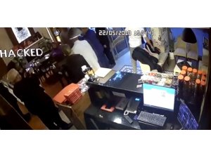 Müşteri gibi lokantaya girdi Malezyalı turistin çantasını çaldı