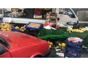 Şişli’de otomobil pazara daldı: 2 yaralı