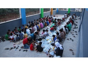 Suriyeli yetimler iftar sofrasında buluştu