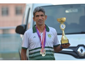 Şampiyon koşucu Bayram’dan 2 günde 2 madalya