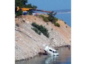 Muğla’da kamyonet denize uçtu: 2 yaralı