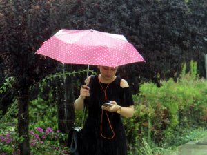 Antalya’da sınava giden öğrencilere yağmur sürprizi