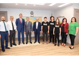 Bilgi yarışmasında Türkiye birincisi olan öğrenciler, Vali Demirtaş’ı ziyaret etti