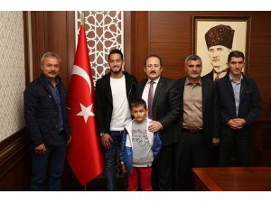 Milli futbolcu Hakan Çalhanoğlu memleketi Bayburt’ta