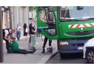 Paris’te iki çöpçü siyasi eylem için çöp kamyonunu kaçırdı
