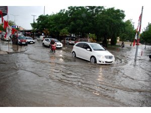 Salihli’de sağanak yağış: evleri su bastı, araçlar yolda kaldı
