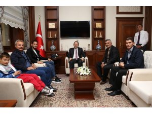 Milli Futbolcu Çalhanoğlu Vali Pehlivan’ı ziyaret etti
