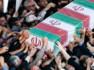 İran'da polis cenazesinde Türkçe 'Şehitler ölmez vatan bölünmez' sloganı