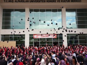 İslami İlimler Fakültesinde mezuniyet coşkusu yaşandı