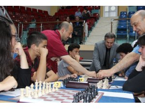 Düzce’de binin üzerinde katılım ile satranç turnuvası başladı