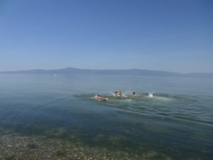 Mudanya’da gençler serinlemek için kendilerini denize bıraktılar