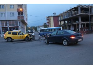 Ardahan’da ticari taksi ile otomobil çarpıştı: 5 yaralı