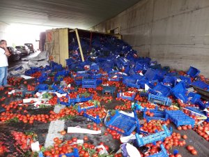 Bayrampaşa’da domates yüklü kamyon devrildi