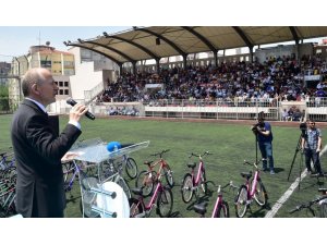 Fatih Belediyesi en çok atık toplayan 650 çocuğa bisiklet hediye etti