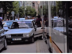 Eskişehir’de otomobil ile tramvaya çarpıştı