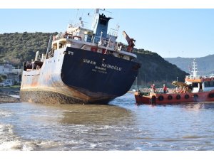 İzmir’de karaya oturan yük gemisi kurtarıldı