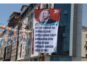 Cumhurbaşkanı Erdoğan’a ’apolet pankartlı’ karşılama