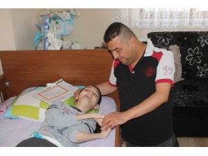 Cam kemik hastası görme engelli Mehmet’in karne sevinci