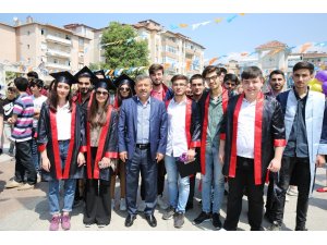 Başkan Karabacak, öğrencilerin karne sevincini paylaştı
