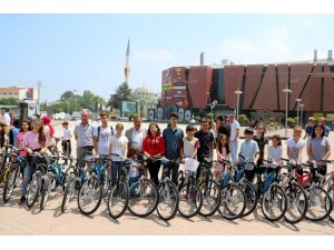 Biga Belediyesi’nden başarılı öğrencilere bisiklet