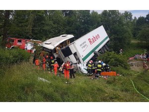 Polonya’da gezi otobüsü ile kamyon çarpıştı: 48 yaralı