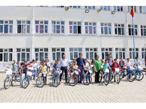 Başkan Taşkın öğrencilere bisiklet dağıttı