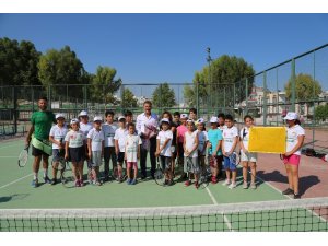 Toroslar Belediyesi Tenis Okulu öğrencileri turnuvaya hazırlanıyor