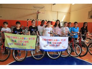 Başkan Uysal’dan Çocuk Meclisi üyelerine bisiklet hediyesi