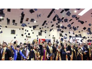 Fen-Edebiyat Fakültesi mezunları kep fırlattı