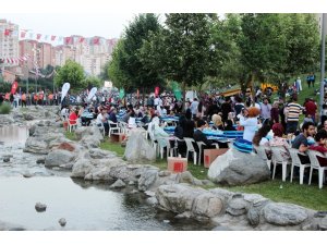 Başakşehir’de 30 bin kişilik dev iftar sofrası kuruldu